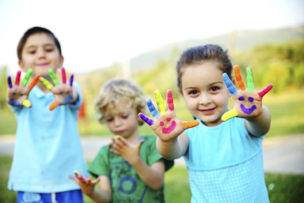 kids-playing-paint-colorful-bright-happy