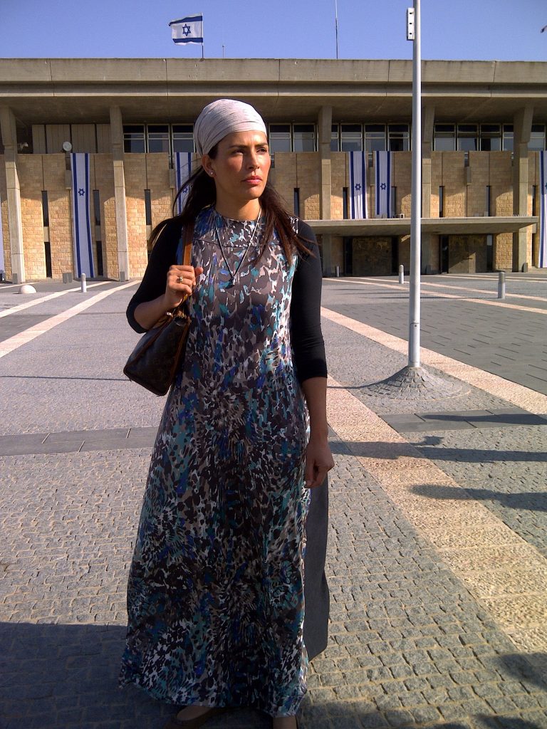 brave-miss-world-linor-outside-the-israeli-parliament-jerusalem